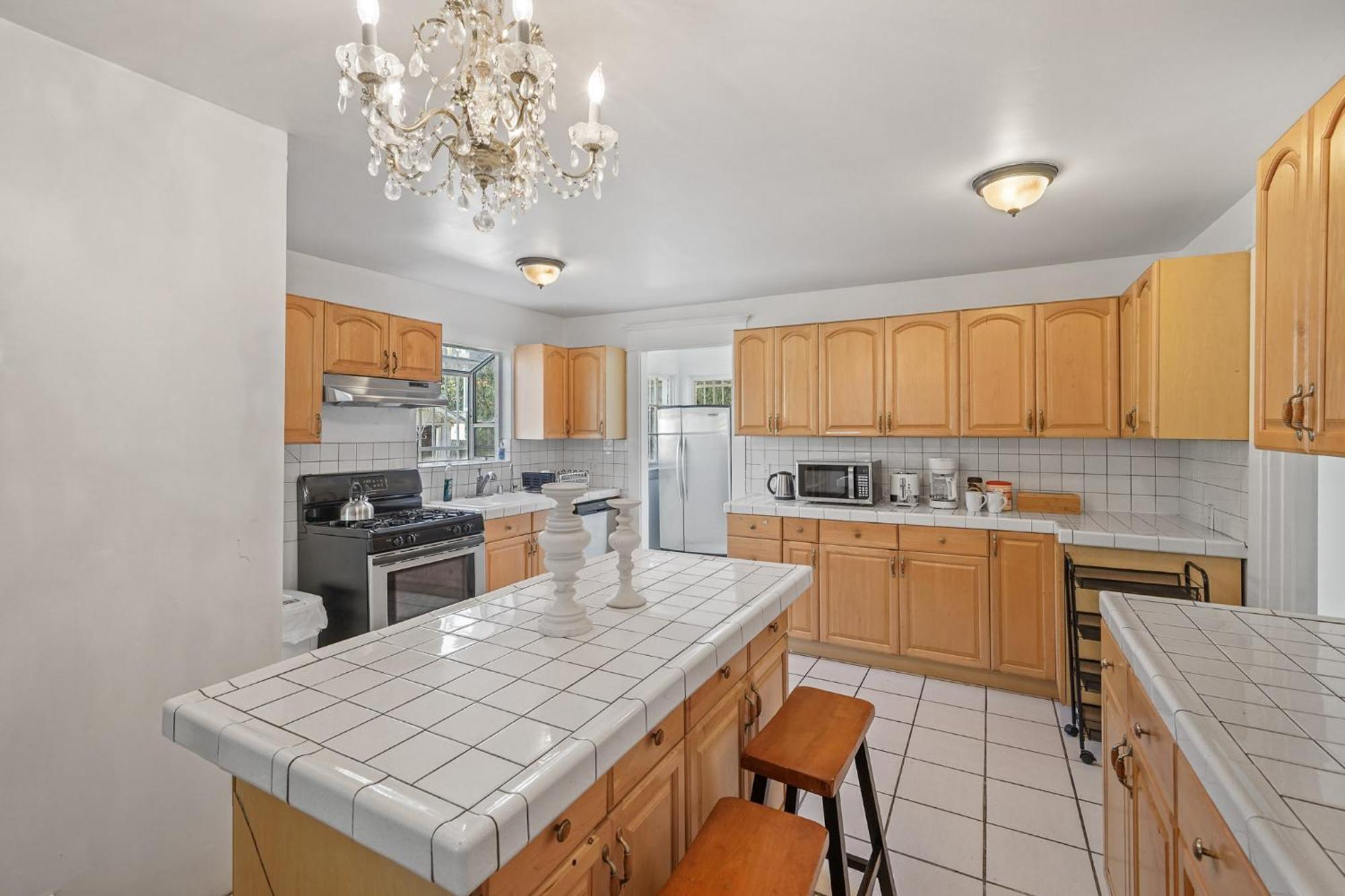 Spacious Chic 5 Bedroom Perfect For Large Group With Parking Сasa de vacaciones *